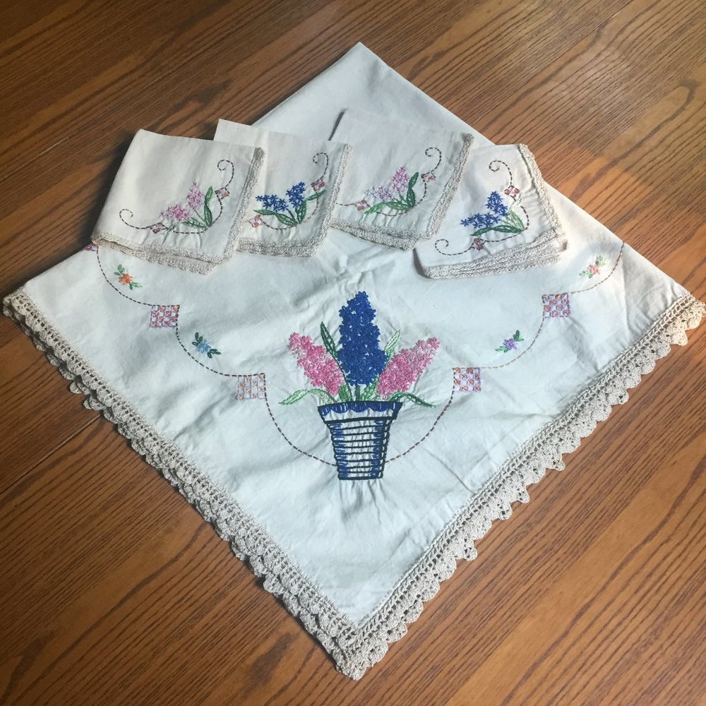 VTG Embroidered Tablecloth 4 Napkins Lilacs - Picture 10 of 15